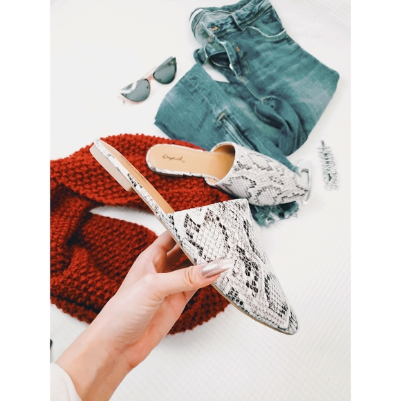 Shoes - 🚨END OF SUMMER SALE// snake print mule flat